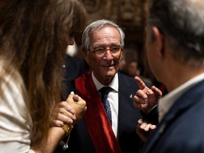 Laura Borras y Jordi Turull saludan a Xavier Trias, en la investidura de Jaume Collboni como alcalde de Barcelona, el 17 de junio.