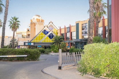 Entrada al centro comercial Ermita del Santo por la zona del parking.