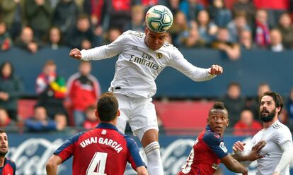 Casemiro, en acción durante el partido ante el Osasuna.