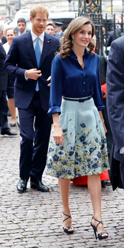 El príncipe Enrique acompañó a los Reyes de España a su visita a la Abadía de Westminster. Doña Letizia se vistió con un conjunto de Carolina Herrera qye ya había lucido en otras ocasiones.