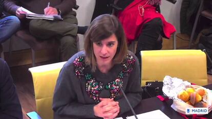 Sofía Miranda, de Ciudadanos, en la comisión de Cultura junto a una bolsa de magdalenas.