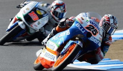 Maverick Viñales rueda delante de Tonucci