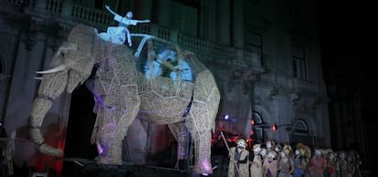 Actores representan la obra de teatro &quot;El Viaje del Elefante&quot;.