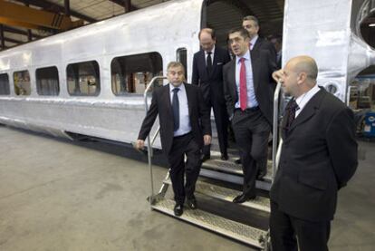 El <i>lehendakari</i> (en el centro) y el presidente de Talgo, Carlos Palacio (segundo por la izquierda), ayer en la planta de Rivabellosa.