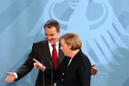 Merkel y Rodriguez Zapatero salen de la sala de la Cancillería donde se ha celebrado la rueda de prensa.