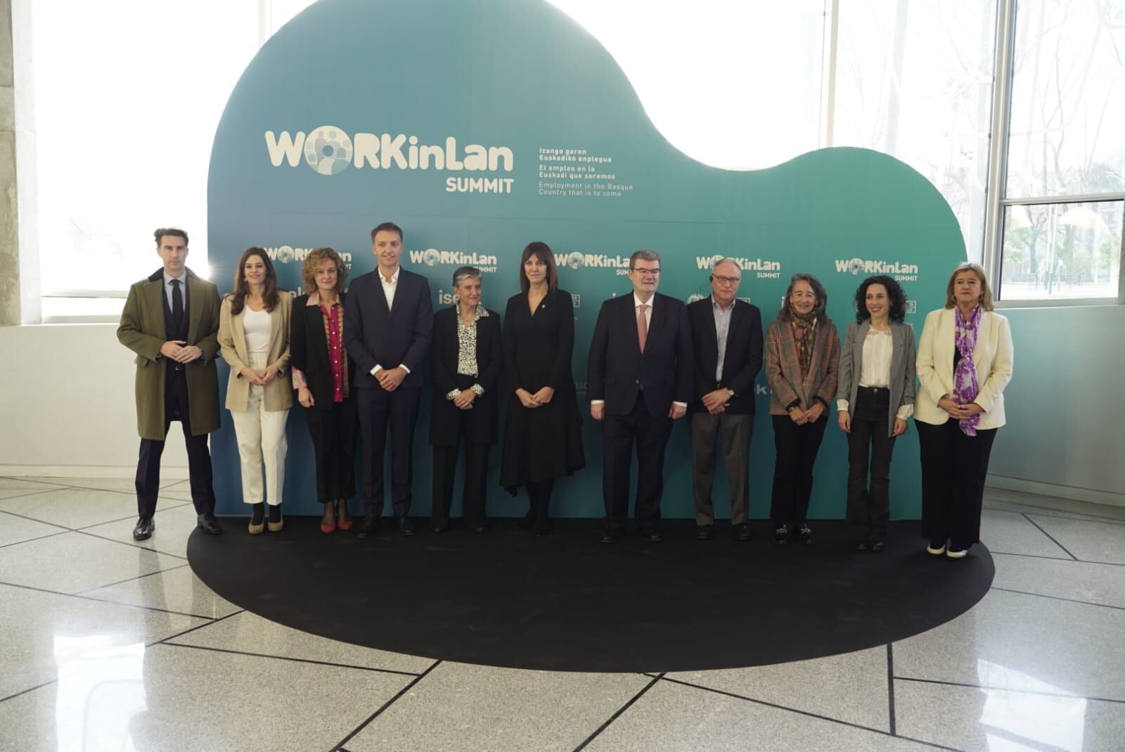 Sara de la Rica con ponentes del WorkinLan Summit; el Nobel David Card y Jan Eekhout con la vicelehendakari y responsables de empleo de las Diputaciones y los ayuntamientos de las capitales vascas.