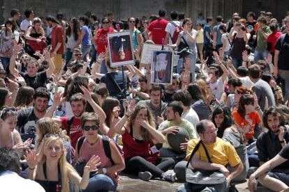 Los estudiantes, sentados en la plaza de la Virgen, en Valencia.