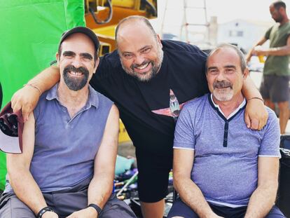 El actor Luis Tosar, el director Alberto Ruiz Rojo y el pescador Pepe Durá, durante el rodaje de la serie en una imagen cedida por Ruiz Rojo.