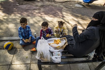 Hora del almuerzo en el parque. La familia, que solía vivir del empleo del padre como confeccionador y tapicero, ha dejado de tener ingresos. Vive de cupones de comida. Y hace una semana vendieron su última joya de oro (el anillo de boda de la madre) para hacer frente a las deudas acumuladas.