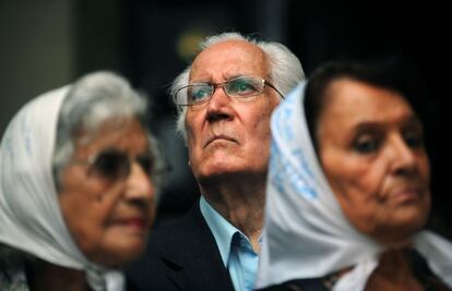 Miembros de las Madres de la Plaza de Mayo y el actor Federico Luppi participan en una concentración a favor del juez Garzón en Buenos Aires.