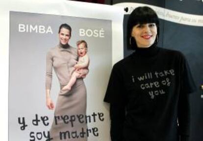 La cantante y modelo Bimba Bosé, , durante la presentación de su libro  "Y de repente soy madre" en el transcurso de un acto celebrado hoy en un establecimiento infantil.