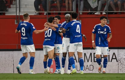 Los jugadores del Oviedo celebran un gol ante el Almería.