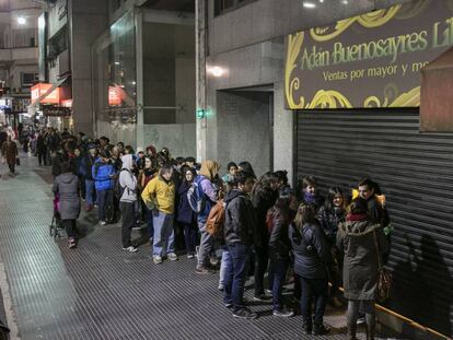 La fila de gente aguarda por ofertas en Ad&aacute;n Buenosayres.