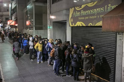 La fila de gente aguarda por ofertas en Ad&aacute;n Buenosayres.