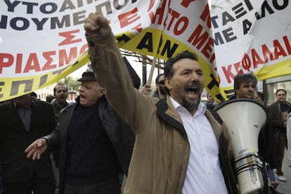 Protesta de taxistas por la subida de impuestos sobre la gasolina frente al Ministerio de Finanzas griego, el pasado 11 de febrero en Atenas.