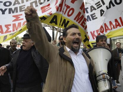 Protesta de taxistas por la subida de impuestos sobre la gasolina frente al Ministerio de Finanzas griego, el pasado 11 de febrero en Atenas.