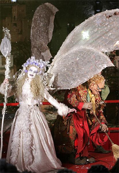 Hadas y duendes celebran el pasado día 16 la magia de la Navidad en la Plaza de la Villa de Madrid.