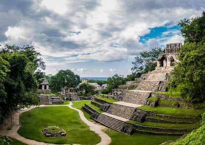 Envueltos en la nieva matinal de la selva, habitados por monos y loros, los templos de Palenque se elevan sobre la jungla esmeralda. Se trata del primer enclave arqueológico maya descubierto (en 1773) y es un lugar que evoca la aventura con mayúsculas, lleno de rincones asombrosos, como la tumba de la misteriosa Reina Roja y su sarcófago, el laberíntico palacio o su icónica torre. Palenque es uno de los principales destinos del Estado de Chiapas y una de las mejores muestras de arquitectura maya de México. A pesar de los muchos turistas que recibe a diario, resulta una experiencia descubrir, entre la densa selva, sus cientos de edificios en ruinas que se extienden a lo largo de 15 kilómetros cuadrados, aunque solo se ha excavado la zona central, más compacta. El conjunto nos descubrirá, por ejemplo, el Templo de las Inscripciones, donde está enterrado el rey más notorio y misterioso de la ciudad, Pakal el Grande o señor de Pakal; el edificio más alto y majestuoso de Palenque, o el Palacio, una gran estructura dividida en cuatro patios principales y todo un laberinto de pasillos, o los interesantes templos de la Acrópolis sur. Todos del Periodo Clásico, entre el año 400 y 700.