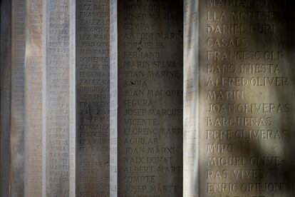 Memorial de las víctimas del franquismo en el cementerio del Fossar de la Pedrera, en Barcelona.