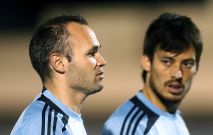 Iniesta y Silva, en el último entrenamiento de la selección.