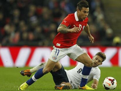 Vargas se escapa de Lallana, en un Inglaterra-Chile de noviembre pasado en Wembley.