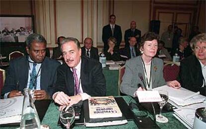 Los ex mandatarios Andrés Pastrana y Mary Robinson, ayer en la Asamblea del Club de Madrid.