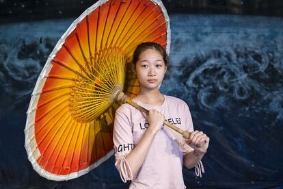 Wang Junlin posa con la sombrilla tradicional china con la que hace todo tipo de malabares. “Digamos que no era muy buena estudiante”, reconoce esta adolescente de 15 años con una sonrisa avergonzada. “Mis padres estaban preocupados por mi futuro y pensaron en enviarme a alguna escuela de educación profesional. Pero mi familia no pasa por una situación económica muy boyante y una vecina les comentó que el circo podía ser una buena alternativa”.