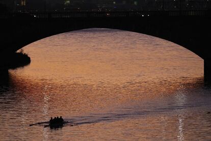 Una embarcación navega por el río Potomac a la altura del puente Memorial, en Washington (EE UU).