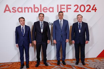 El presidente del Gobierno, Pedro Sánchez, posa junto al presidente de la IEF, Andrés Sendagorta (derecha), y el presidente de Corporación Hijos de Rivera, Ignacio Rivera (segundo por la izquierda), a su llegada a la clausura de la asamblea anual de socios del Instituto de la Empresa Familiar, el día 8 en Madrid.