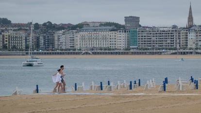 Una pareja sale del agua en la playa de Ondarreta de San Sebastián el lunes 7 de julio de 2025. 