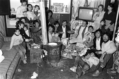 Celebración de la Nochebuena en una de las barracas de la Perona, según una foto realizada por Esteve Lucerón el 24 de desembre de 1986.