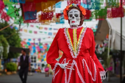 De acuerdo con las costumbres y creencias de la población mexicana, el 1 de noviembre se recuerdan a los niños fallecidos y el 2 a los adultos.