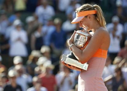 Sharapova sostiene el trofeo de Roland Garros, que obtuvo en 2014 después de vencer en la final a la rumana Simona Halep por 6-4, 6-7 y 6-4.