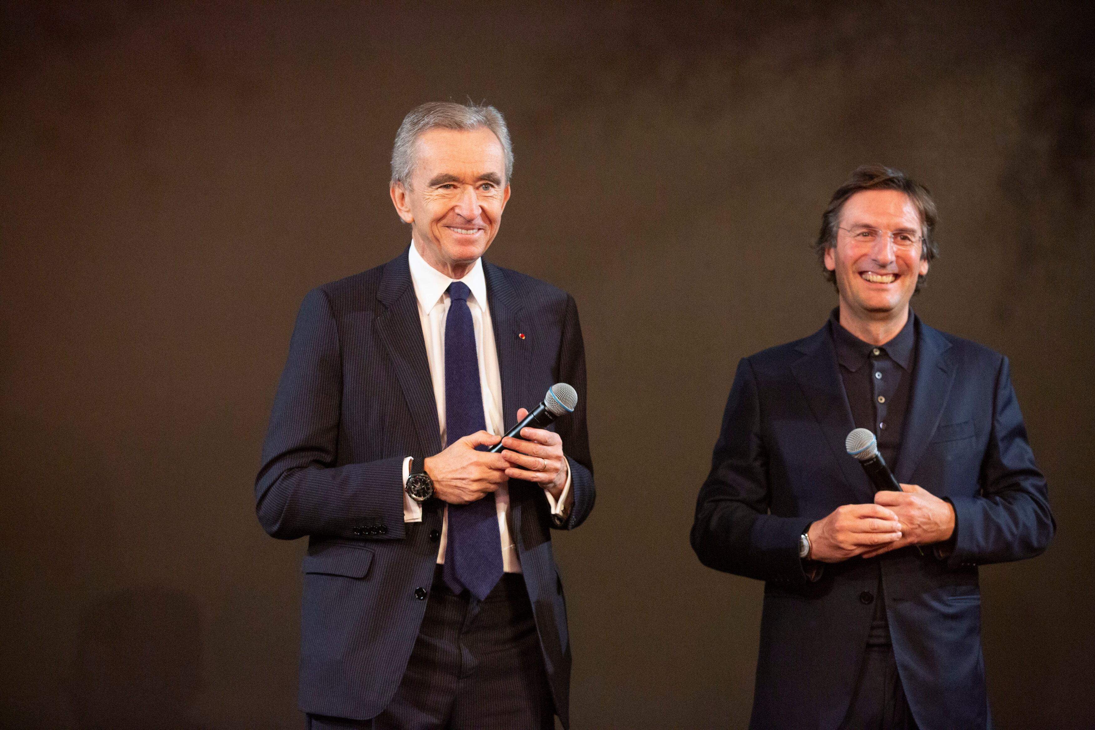 Bernard Arnault, presidente de LVMH, y Pietro Beccari, presidente de Dior, en una conferencia.