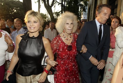 La duquesa de Alba junto a su futuro marido Alfonso Díez, y su hija Eugenia Martínez de Irujo a su llegada al concierto a beneficio de la organización Nuevo Futuro que la soprano Monserrat Caballé y su hija, Monserrat Martí ofrecieron el domingo 2 de octubre de 2011 en el Teatro Maestranza de Sevilla