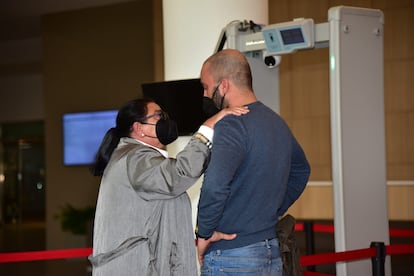 María del Monte y Antonio Tejado en el tanatorio tras el fallecimiento de Juan Carlos Tejado, su hermano y padre, respectivamente, el 10 de mayo de 2021. 