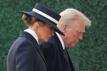 El presidente de Estados Unidos, Donald Trump, y su esposa, Melania Trump, llegan para una misa en la iglesia de San Juan, en Washington.