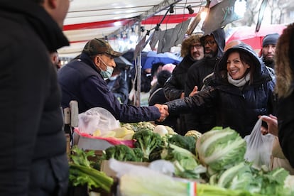 Anne Hidalgo, alcaldesa de París y candidata de los socialistas, el viernes en un mercado del barrio parisiense de Belleville. 