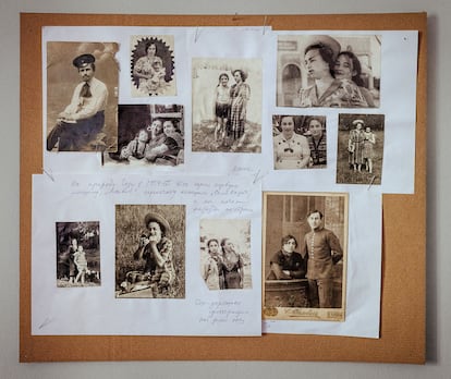 Un corcho con fotos familiares en su apartamento de Berlín. Ulitskaya abandonó Moscú cuando las tropas rusas atacaron Ucrania, en febrero.