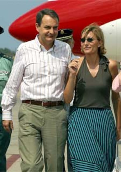 El presidente del Gobierno y su mujer, Sonsoles Espinosa, a su llegada al aeropuerto de Mahón.