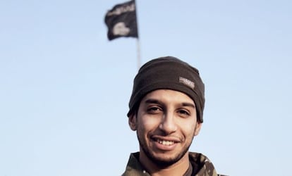 Foto de Abdelhamid Abaaoud na revista Dabiq em fevereiro.