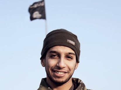 Foto de Abdelhamid Abaaoud na revista Dabiq em fevereiro.