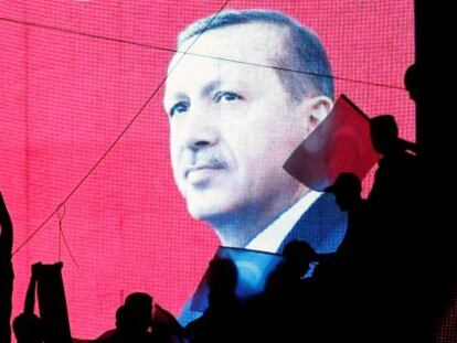 Manifestantes en Turqu&iacute;a frente a una imagen del presidente Tayyip Erdogan.