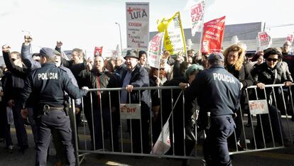 Trabajadores del sector público participan en una huelga en Lisboa para exigir una mejora en horas semanales y un incremento de los salarios.
 
 