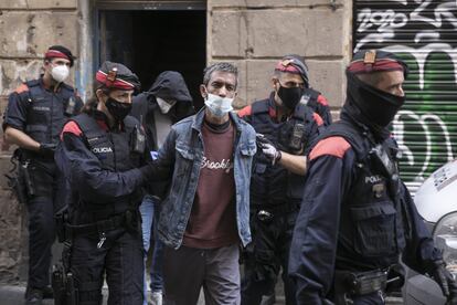 Uno de los detenidos durante  la microoperación conjunta de Mossos d'Esquadra, Policia Nacional y Guardia Urbana contra el tráfico de droga la semana pasada en el Barrio del Raval de Barcelona.