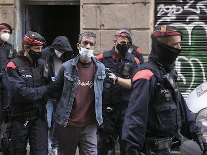 Uno de los detenidos durante  la microoperación conjunta de Mossos d'Esquadra, Policia Nacional y Guardia Urbana contra el tráfico de droga la semana pasada en el Barrio del Raval de Barcelona.