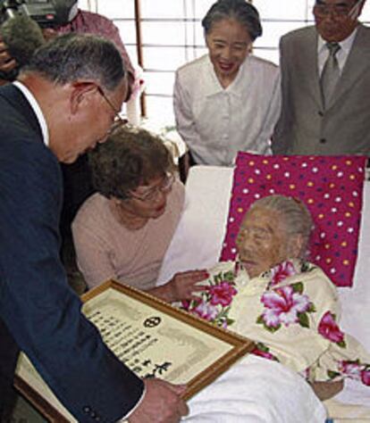 Kamato Hongo recibe el diploma como la mujer más anciana del mundo.