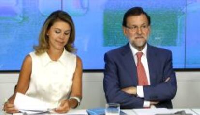 El jefe del Gobierno y l&iacute;der del PP, Mariano Rajoy junto a la secretaria general del partido, Mar&iacute;a Dolores de Cospedad, al inicio de la reuni&oacute;n del Comit&eacute; Ejecutivo Nacional del partido.