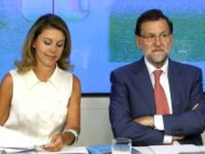 El jefe del Gobierno y l&iacute;der del PP, Mariano Rajoy junto a la secretaria general del partido, Mar&iacute;a Dolores de Cospedad, al inicio de la reuni&oacute;n del Comit&eacute; Ejecutivo Nacional del partido.