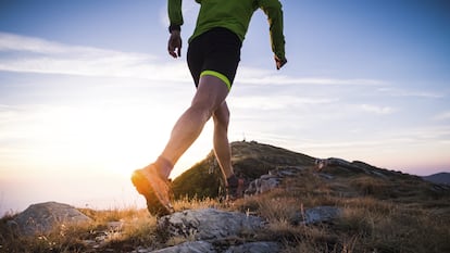 Disfrutar del deporte al aire libre es posible con el equipamiento adecuado. GETTY IMAGES.